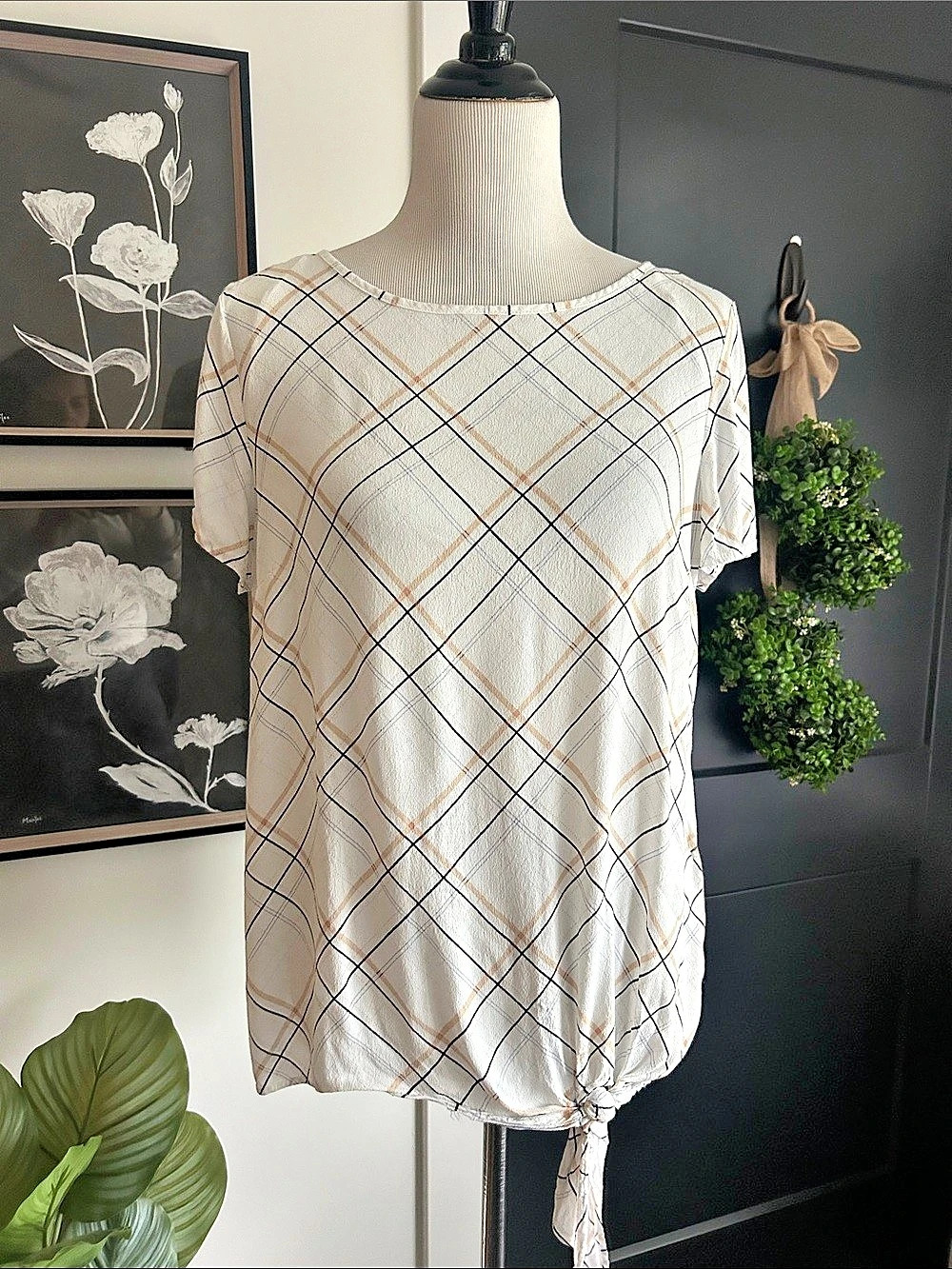 Lauren  Conrad Plaid Short Sleeve Blouse in White & Black tan Size Medium